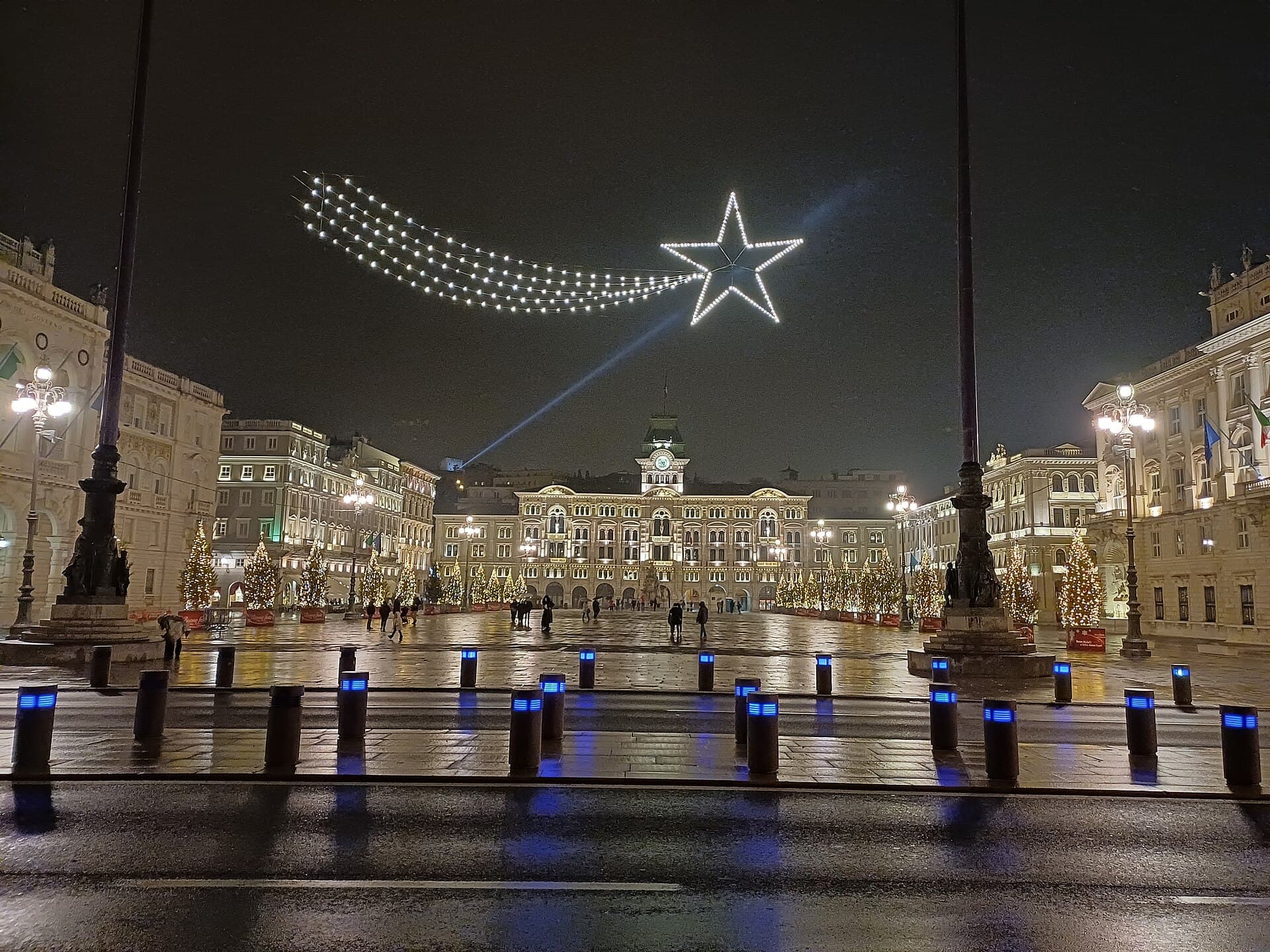 The Christmas comet star suspended over Piazza Unità d’Italia, Trieste